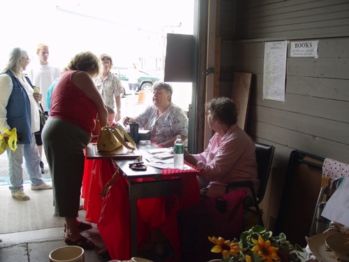 2005-06-11 Cahiers Judy & Loretta at Yard Sale. DSC08061.jpg